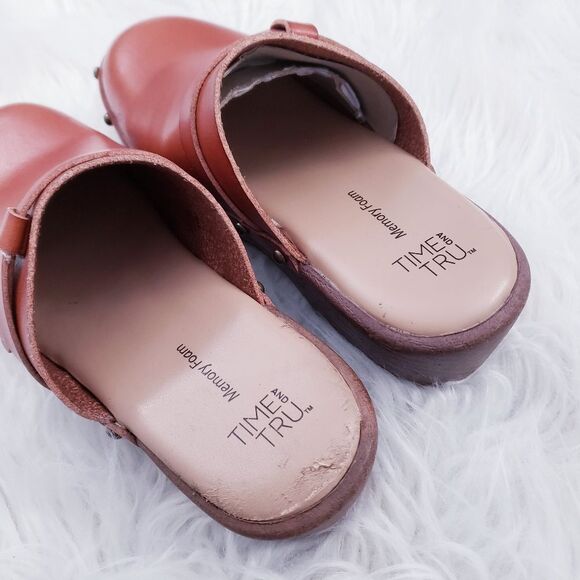 TimeĀ and Tru Women's Studded Wooden Bow Memory FoamāBrown Clogs - Picture 8 of 14